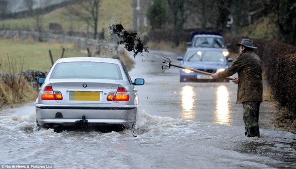 Nước Anh chìm trong lũ lụt 13
