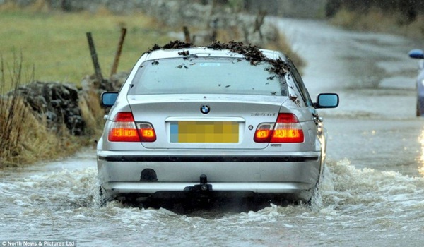 Nước Anh chìm trong lũ lụt 14