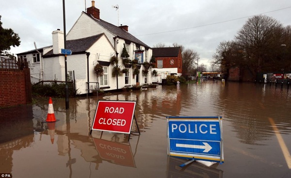 Nước Anh chìm trong lũ lụt 15