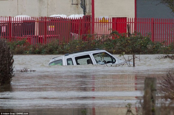 Nước Anh chìm trong lũ lụt 2