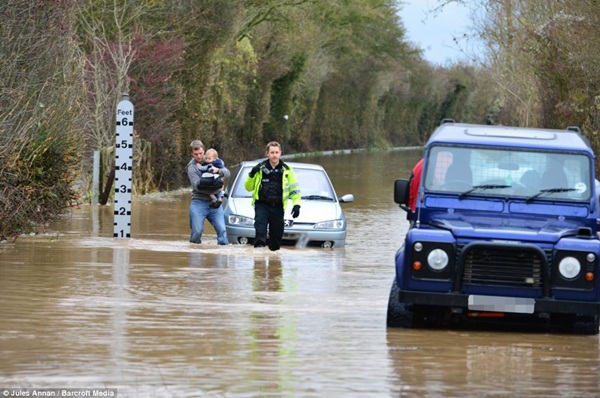 Nước Anh chìm trong lũ lụt 4