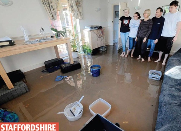 Nước Anh chìm trong lũ lụt 5