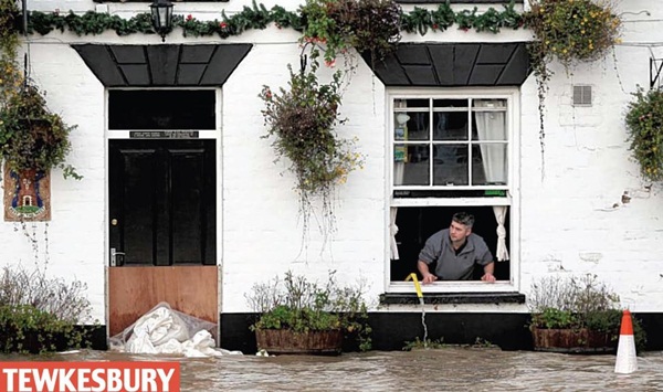 Nước Anh chìm trong lũ lụt 6