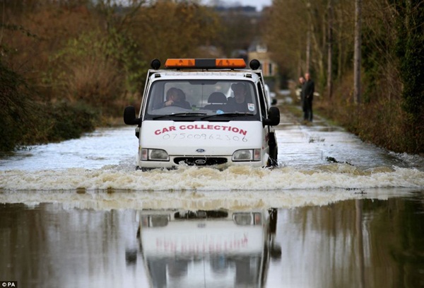 Nước Anh chìm trong lũ lụt 8