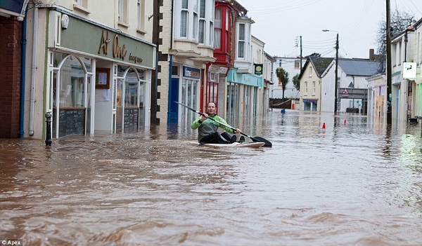 Nhiều người dân Anh quốc phải đón Giáng sinh trong lũ lụt 1