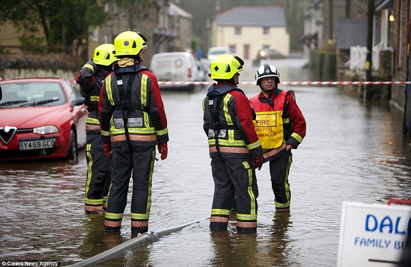 Nhiều người dân Anh quốc phải đón Giáng sinh trong lũ lụt 16