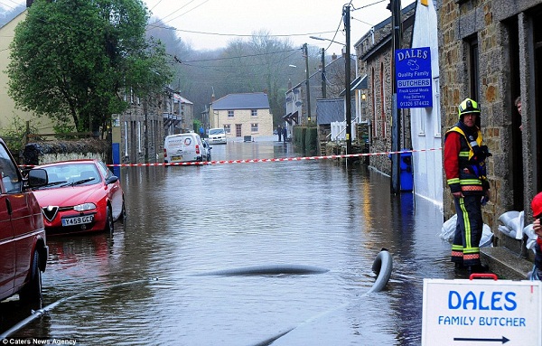 Nhiều người dân Anh quốc phải đón Giáng sinh trong lũ lụt 7