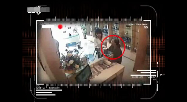 Việt Nam: Clip 2 cụ bà nhanh tay ăn trộm đồ  3