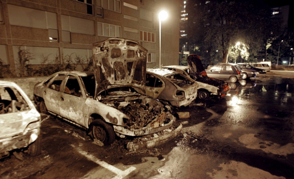Pháp: Hàng nghìn xe hơi bốc cháy 1