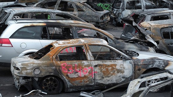 Pháp: Hàng nghìn xe hơi bốc cháy 2