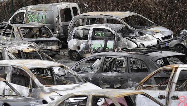 Pháp: Hàng nghìn xe hơi bốc cháy 4