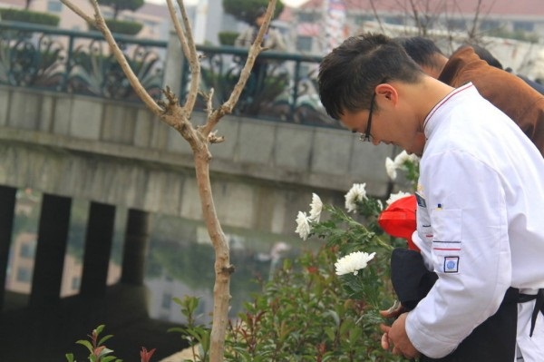 Trung Quốc: Triệu phú hy sinh thân mình để cứu nhân viên 2