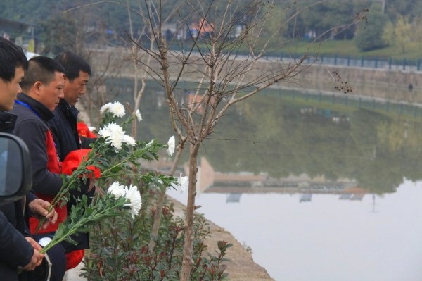 Trung Quốc: Triệu phú hy sinh thân mình để cứu nhân viên 3