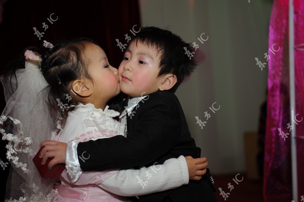 Trung Quốc: Các em bé "kết hôn" để học bài về... tình yêu 2