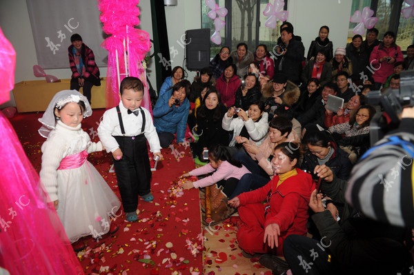 Trung Quốc: Các em bé "kết hôn" để học bài về... tình yêu 10