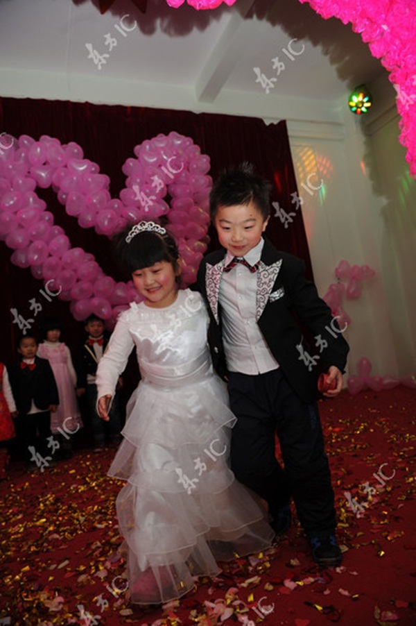 Trung Quốc: Các em bé "kết hôn" để học bài về... tình yêu 12