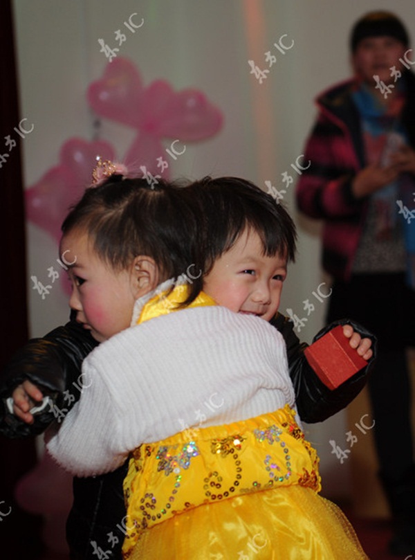 Trung Quốc: Các em bé "kết hôn" để học bài về... tình yêu 15