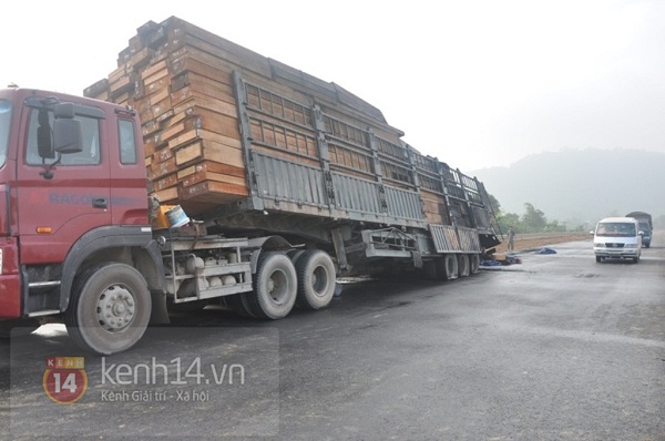 Xe chở h&agrave;ng chục khối gỗ ch&aacute;y dữ dội khi đang chạy 2
