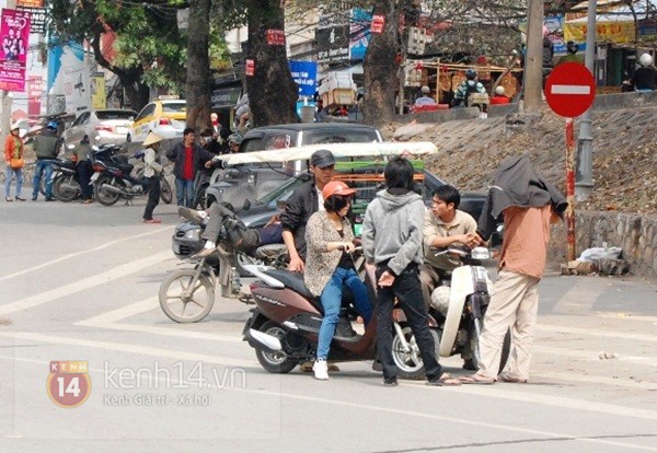Lao động ngh&egrave;o mỏi mắt đợi việc ng&agrave;y gi&aacute;p Tết 3
