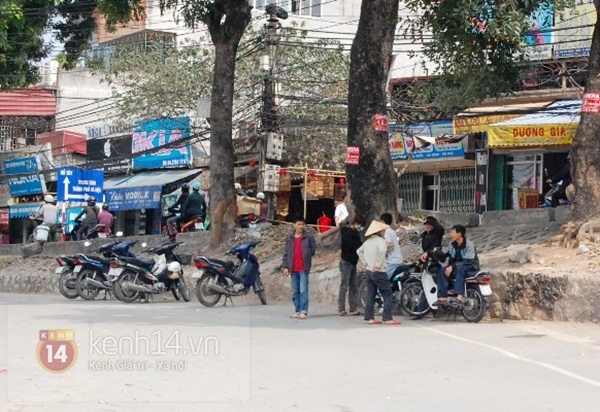 Lao động ngh&egrave;o mỏi mắt đợi việc ng&agrave;y gi&aacute;p Tết 4