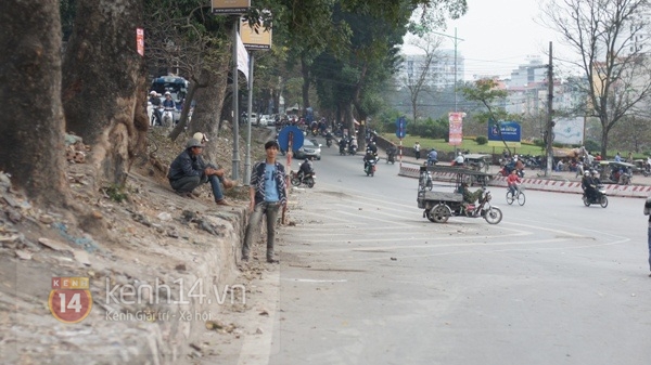 Lao động ngh&egrave;o mỏi mắt đợi việc ng&agrave;y gi&aacute;p Tết 5