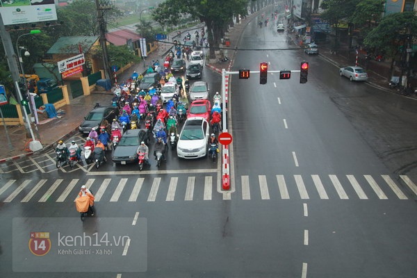 Người Hà Nội đội mưa đi làm ngày đầu năm 1