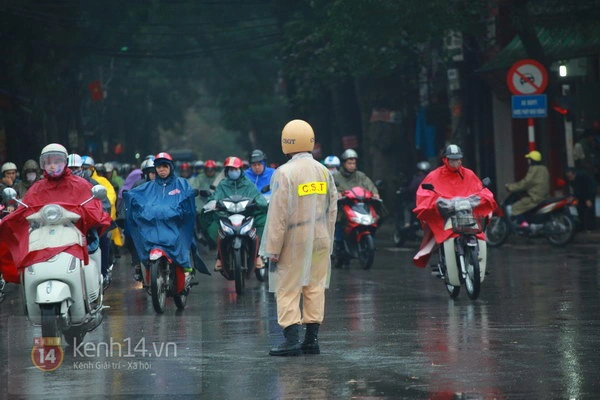 Người Hà Nội đội mưa đi làm ngày đầu năm 4