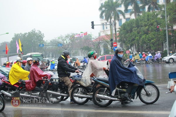 Người Hà Nội đội mưa đi làm ngày đầu năm 6