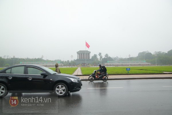 Người Hà Nội đội mưa đi làm ngày đầu năm 12