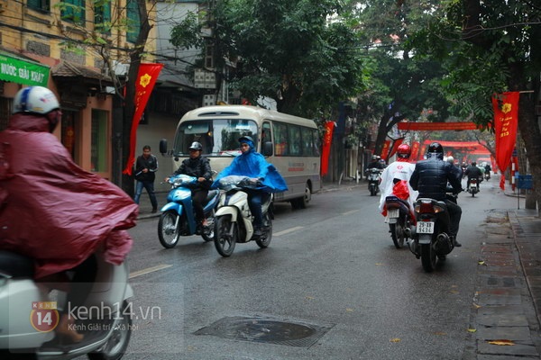 Người Hà Nội đội mưa đi làm ngày đầu năm 9