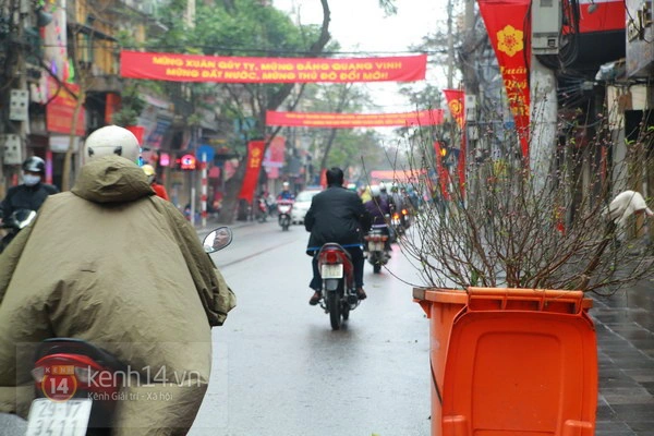 Người Hà Nội đội mưa đi làm ngày đầu năm 10