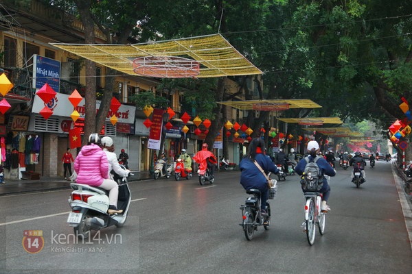 Người Hà Nội đội mưa đi làm ngày đầu năm 18