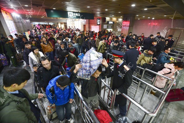 Người dân Trung Quốc lại ùn ùn di cư sau kỳ nghỉ Tết 34
