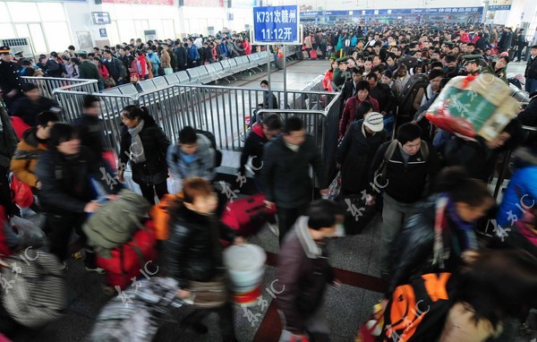 Người dân Trung Quốc lại ùn ùn di cư sau kỳ nghỉ Tết 13