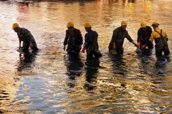 Thưởng gần 700 triệu cho quan chức dám bơi trên dòng sông ô nhiễm 2