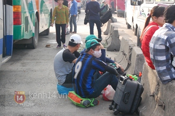 Lao động ngh&egrave;o mỏi mắt đợi việc ng&agrave;y gi&aacute;p Tết 9