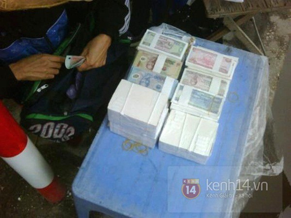 Ng&acirc;n h&agrave;ng tiền lẻ tr&ecirc;n vỉa h&egrave; H&agrave; Nội 4