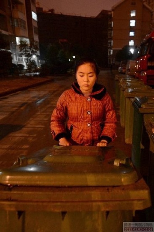 C&ocirc; b&eacute; 12 tuổi nhặt r&aacute;c nu&ocirc;i cha mẹ ung thư, em trai 1 tuổi 1
