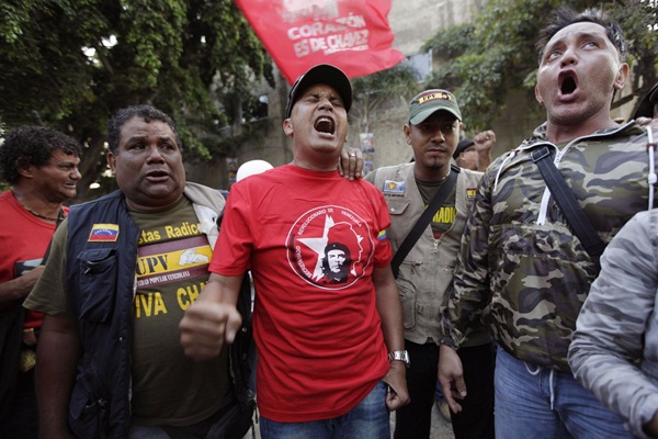 Người dân đổ xô ra đường tiếc thương Tổng thống Hugo Chavez 6
