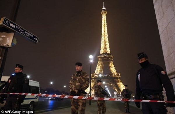 Tháp Eiffel bị dọa đánh bom, 1.500 người sơ tán  1