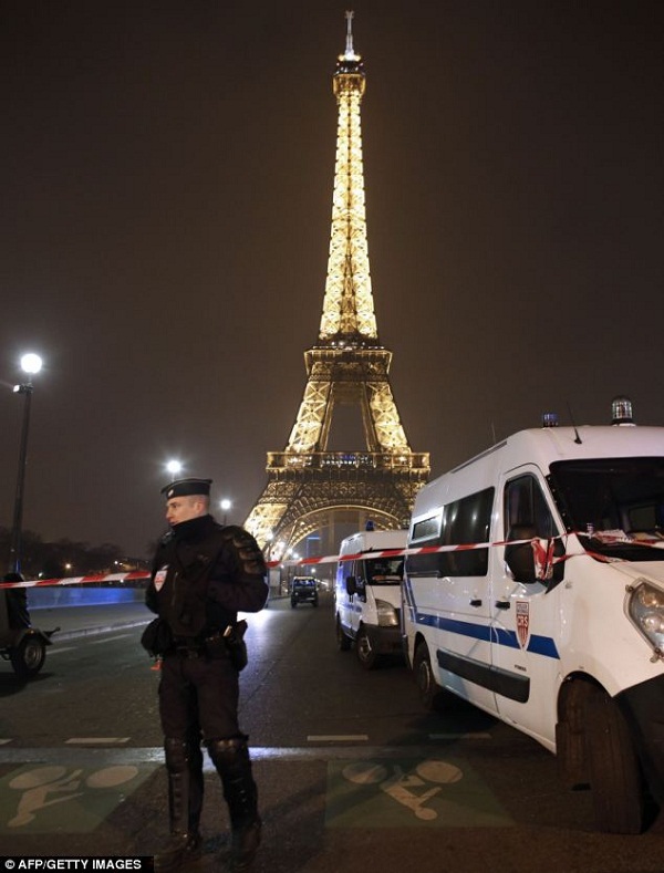 Tháp Eiffel bị dọa đánh bom, 1.500 người sơ tán  2