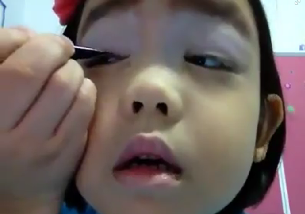 Clip tự make-up của một cô bé gây sốt vì quá ngộ nghĩnh 2