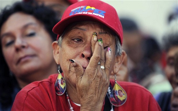 Người dân đổ xô ra đường tiếc thương Tổng thống Hugo Chavez 8