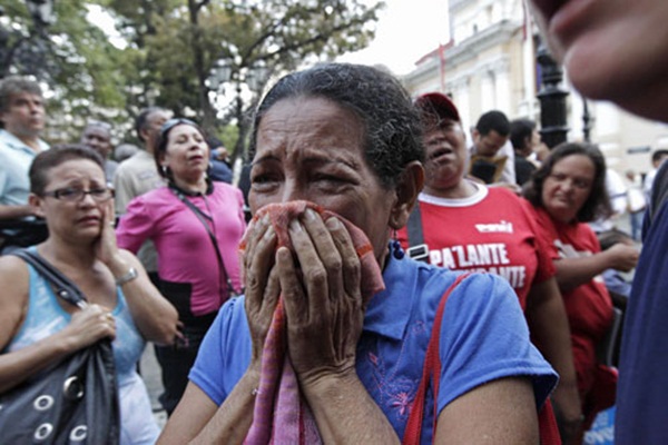 Người dân đổ xô ra đường tiếc thương Tổng thống Hugo Chavez 9