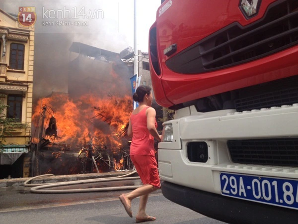 Hà Nội: Cháy lớn làm đổ sập nhà 5 tầng ở đường Âu Cơ  4