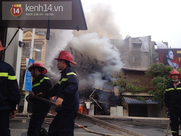 Hà Nội: Cháy lớn làm đổ sập nhà 5 tầng ở đường Âu Cơ  8