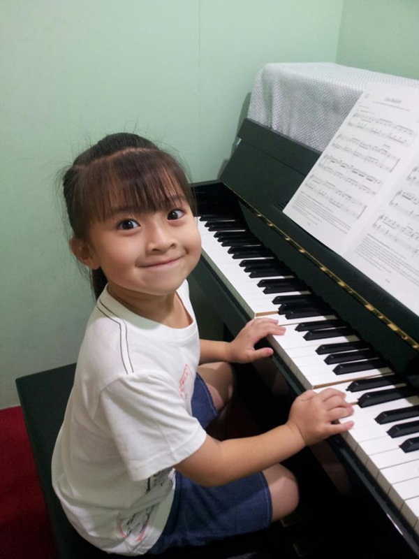 “Bé yêu” Thái Lan 7 tuổi cover Kiyomi bằng ukulele gây sốt! 8