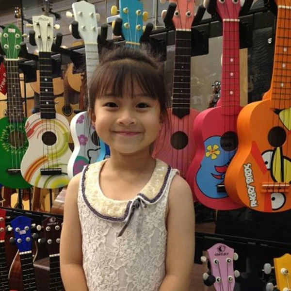 “Bé yêu” Thái Lan 7 tuổi cover Kiyomi bằng ukulele gây sốt! 9