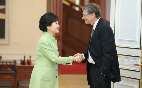Bill Gates bị báo Hàn chỉ trích vì bắt tay "thô lỗ" với Tổng thống 1