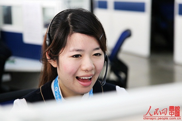 Một ng&agrave;y của c&ocirc; g&aacute;i trực tổng đ&agrave;i điện thoại 13